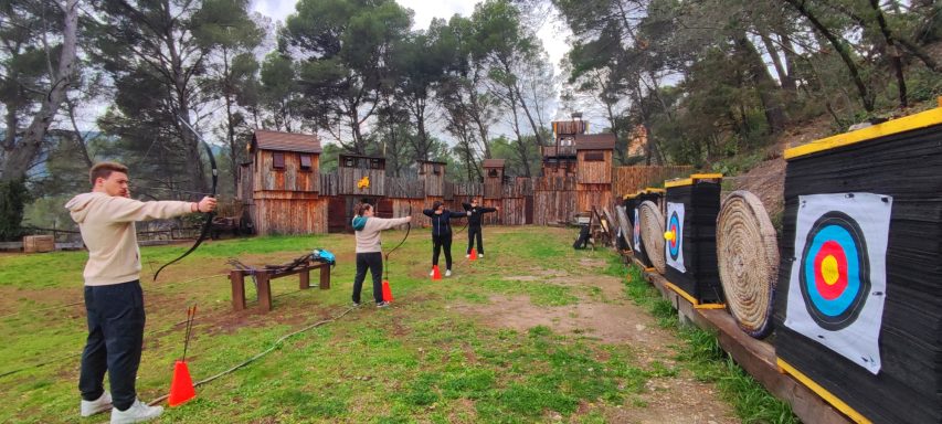 les archers et etudiants sont formés au tir à l'arc a la forteresse du dragon de Draguignan